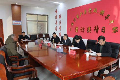張守銳接待來(lái)訪(fǎng)群眾